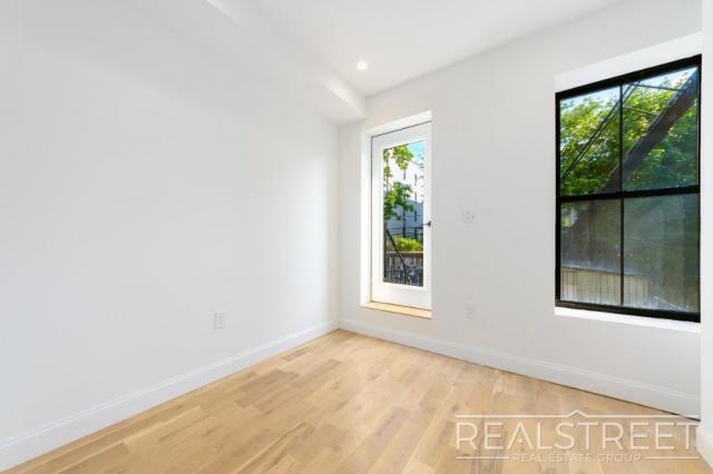 Building Photo - 3 bedroom in Brooklyn NY 11207