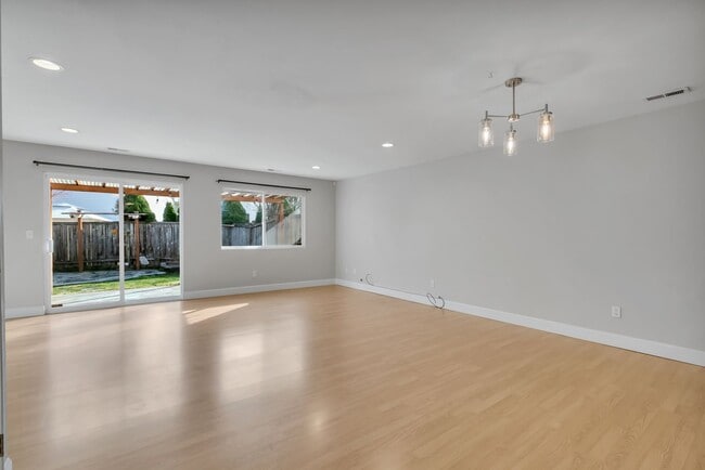 Building Photo - SILVER FIRS 3 BED 2.5 BATH TOWNHOUSE AVAILABLE NOW