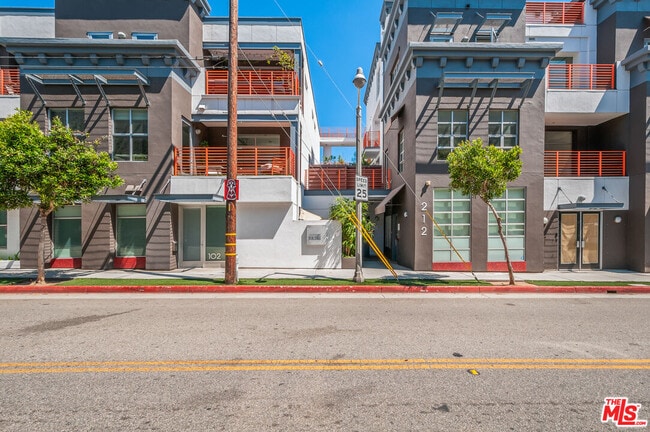 Building Photo - 212 Marine St
