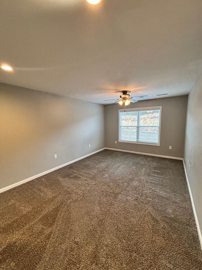 Building Photo - Sevierville 3bd/2.5bth available now!