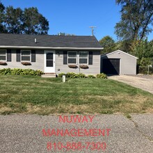 Building Photo - AVAILABLE NOW - 3 bedroom house in Grand Blanc