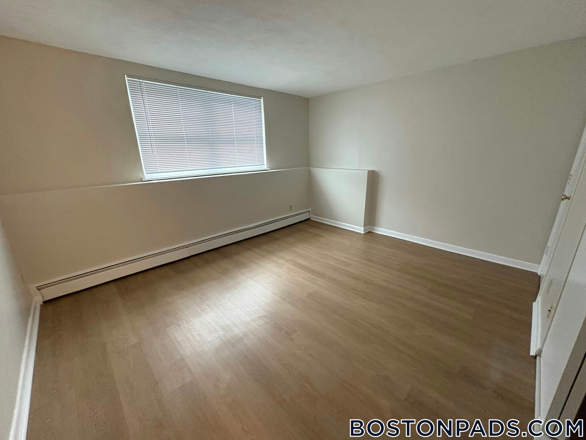 Building Photo - 13 River Dr