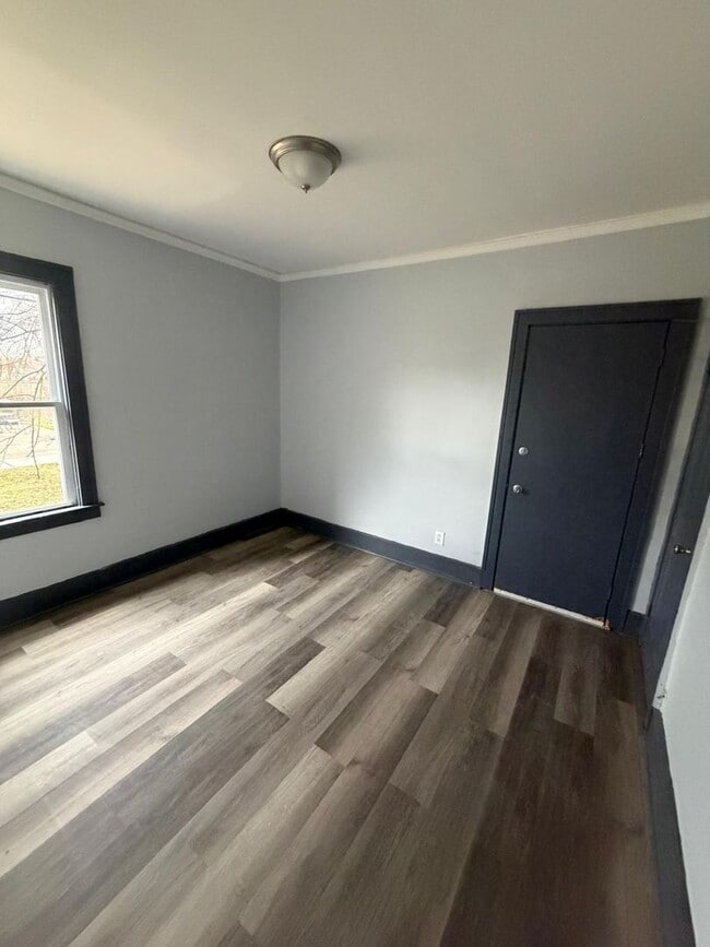 Building Photo - 4 bedroom 2 full bathroom!