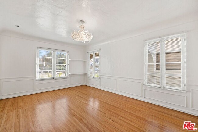 Building Photo - 141 S Vista St