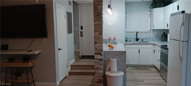 Building Photo - 5045 Spencer St