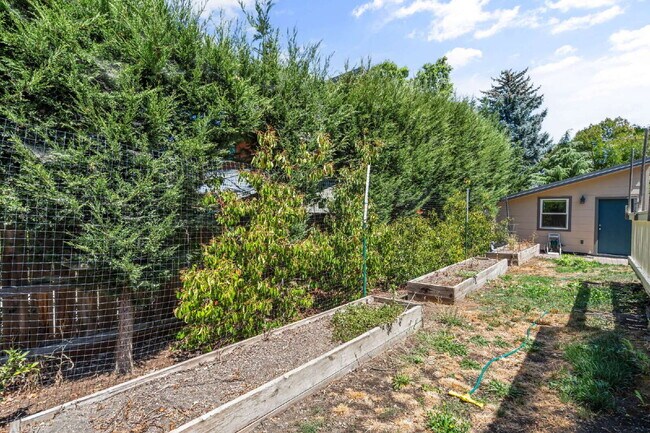 Building Photo - Charming 4-Bedroom Ashland Home with ADU, ...