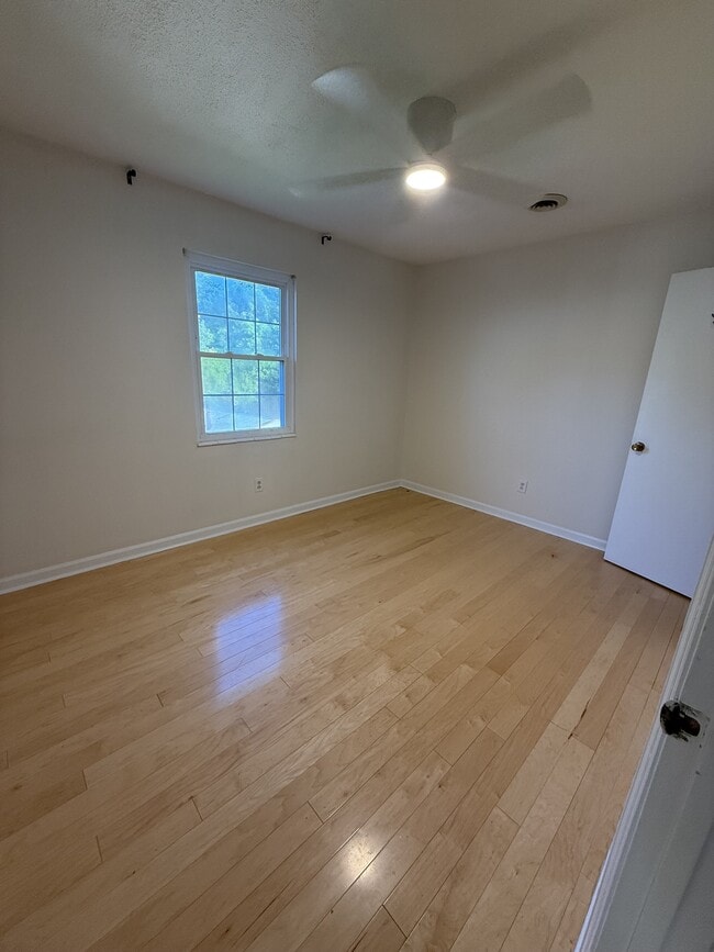 Building Photo - 1710 Greendale Dr NE