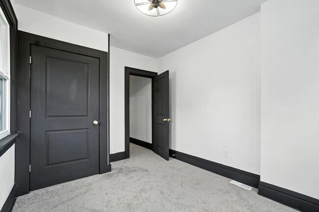 Building Photo - 887-889-889 E Livingston Ave