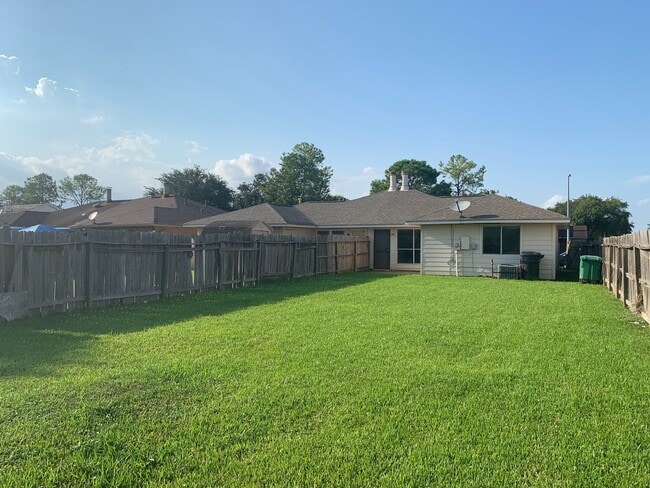 Building Photo - Southwest Houston 2 bedroom Brick Duplex w...