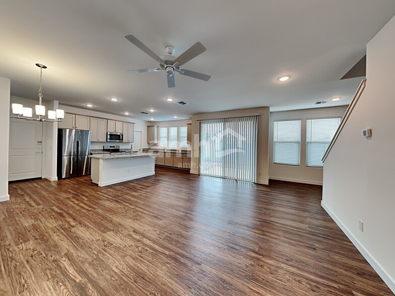 Building Photo - 814 S 150th Dr