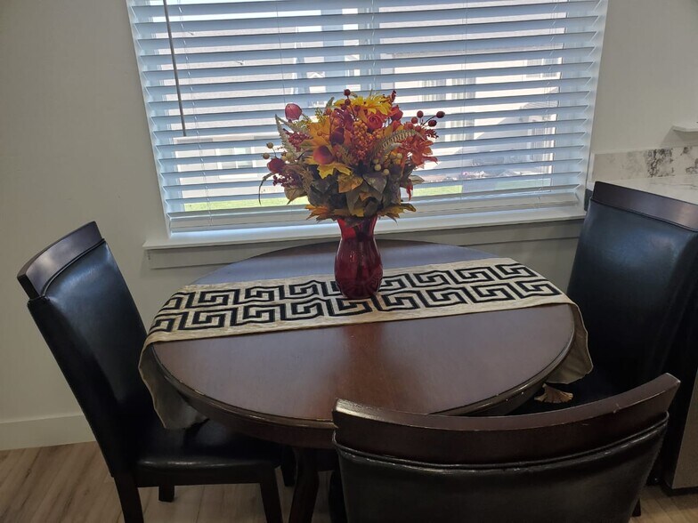 Building Photo - 704 N Bennedict Dr