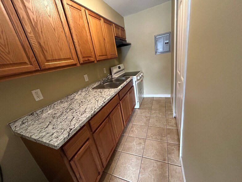 Building Photo - 4501 S 6th St