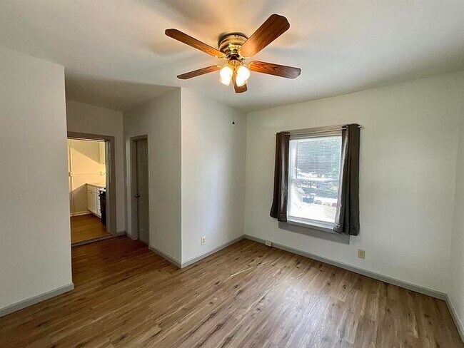 Building Photo - 608 W Schuetz St