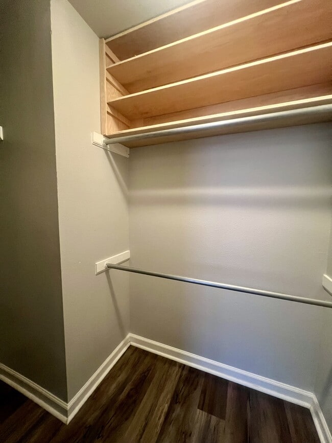 Building Photo - 1200 Oakview Dr