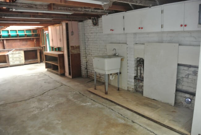 Building Photo - **COMING SOON!!** Spacious 2 Bedroom, 1 Bathroom Home near Convenient Old Town Pittsburg
