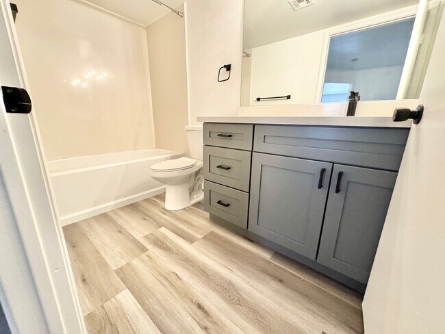 Building Photo - 2 Bedroom, 2 Full Bath Newly Renovated Con...