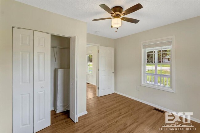 Building Photo - Newly Renovated 2 Bedroom 1 Bath in La Cro...