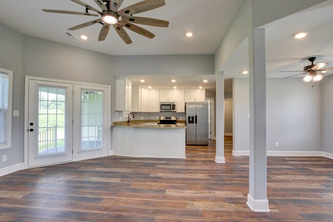 Building Photo - 133 Riverbend Dr