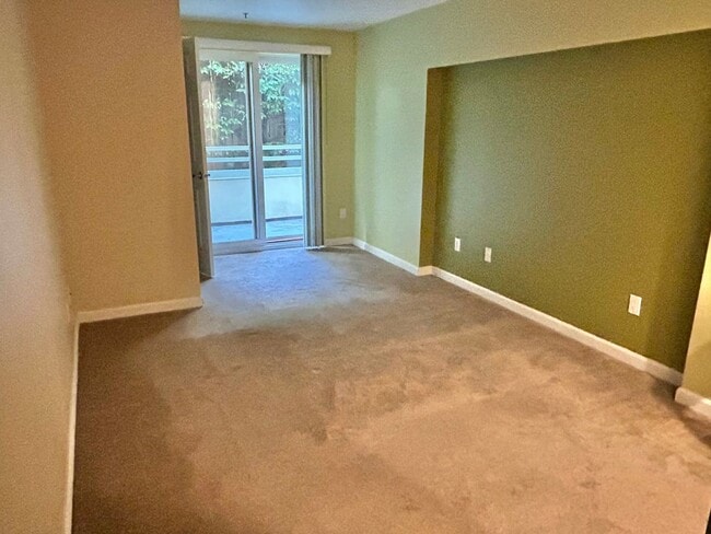 Building Photo - Lovely Ballard Condo w/ Plenty Space! Avai...
