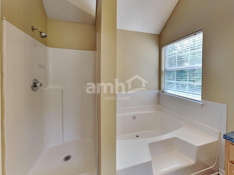 Building Photo - 1642 Village Place Cir NE