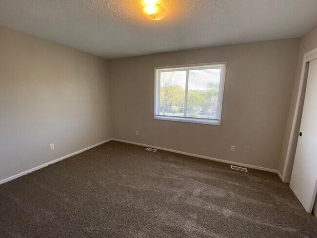 Building Photo - 1630 Pleasant View Dr