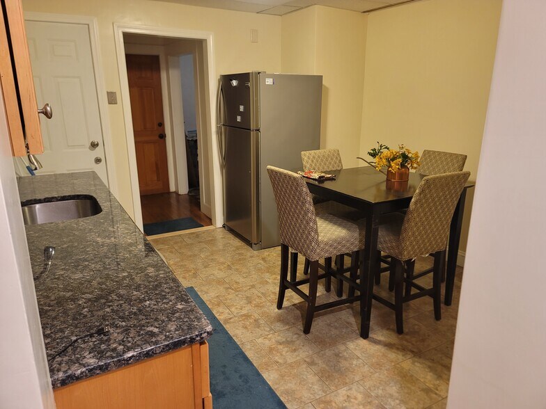 Building Photo - 94 Gill St