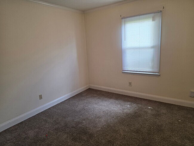Building Photo - 4 Bedroom house with bonus room and large yard.