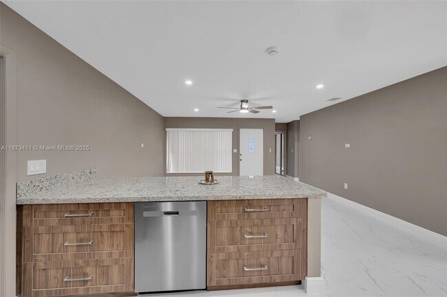 Building Photo - 7762 Plantation Blvd