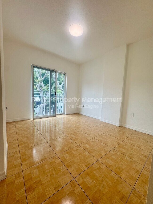 Building Photo - 498 SW 6th St