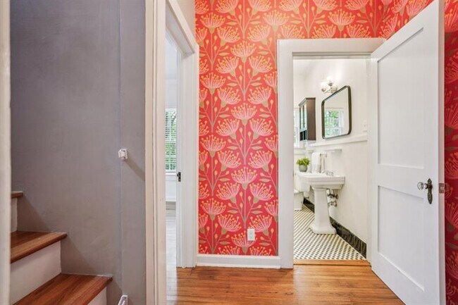 Building Photo - 615 Sycamore Dr