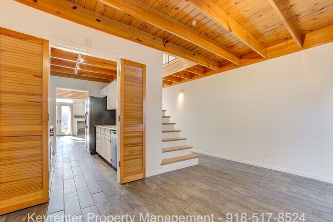 Building Photo - 2 Bed 2.5 Bath Right off Cherry Street!!