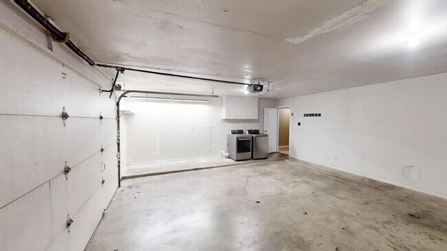 Building Photo - 414 W Voelter Ave