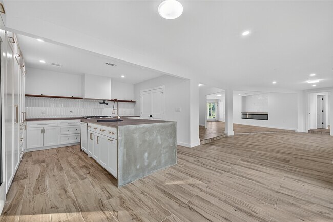 Building Photo - 3333 Calumet St