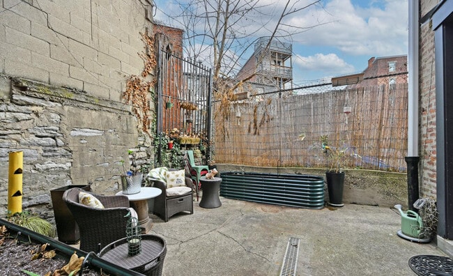Building Photo - 118 E Liberty St