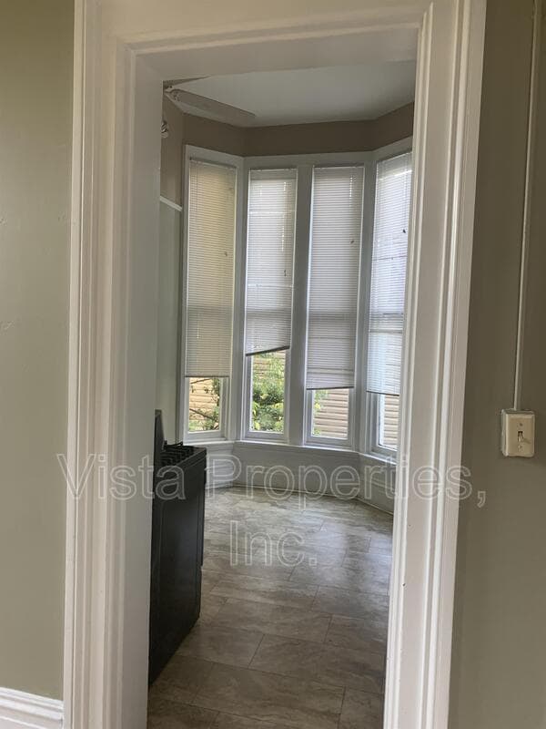 Building Photo - 514 W Oak St