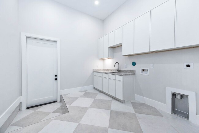Building Photo - 408 W 30th St
