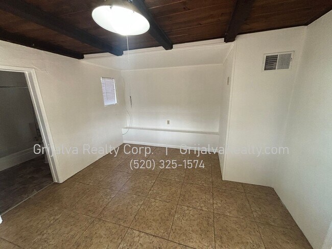 Building Photo - 2020 N Madelyn Ave