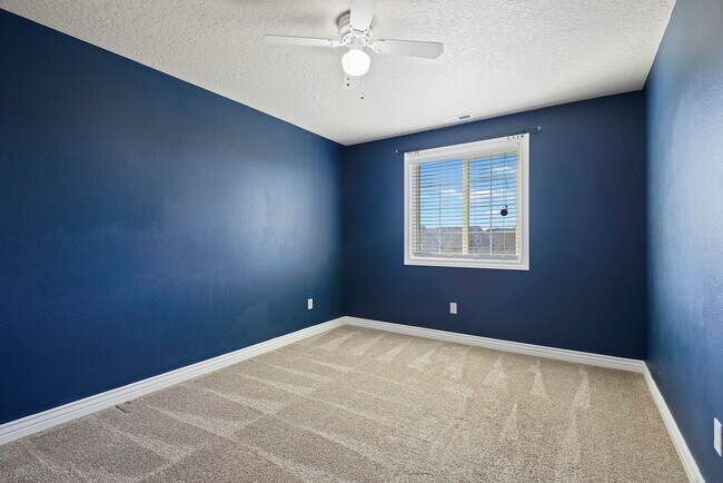 Building Photo - 4bed, 2.5bath, 2,085sq.ft. home in Creeksi...