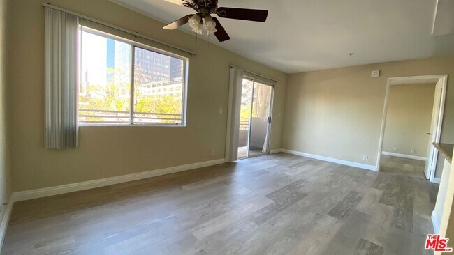 Building Photo - 701 S Kingsley Dr