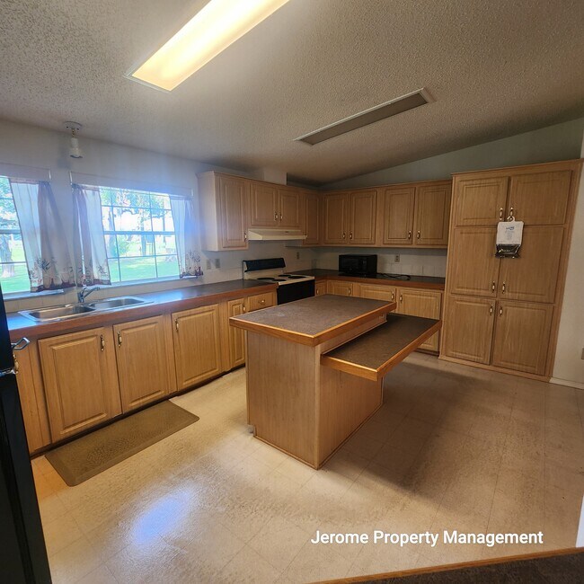 Building Photo - 5924 Vanco Dr