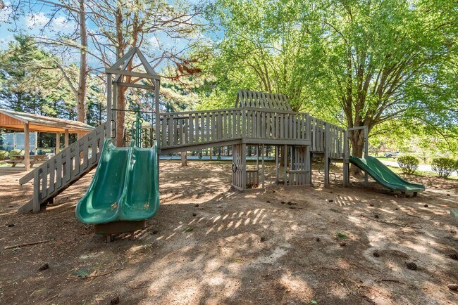 Building Photo - Charming Home on Large Lot in Chapel Hill!