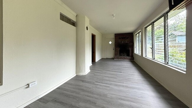 Building Photo - 3 bedroom / 1 bath ~ Renovated Home