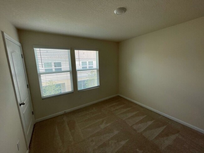 Building Photo - 2 Bed- 3 Bath Townhouse Located at Deer Run!  D.R. Horton Townhome Community - 1 Month FREE