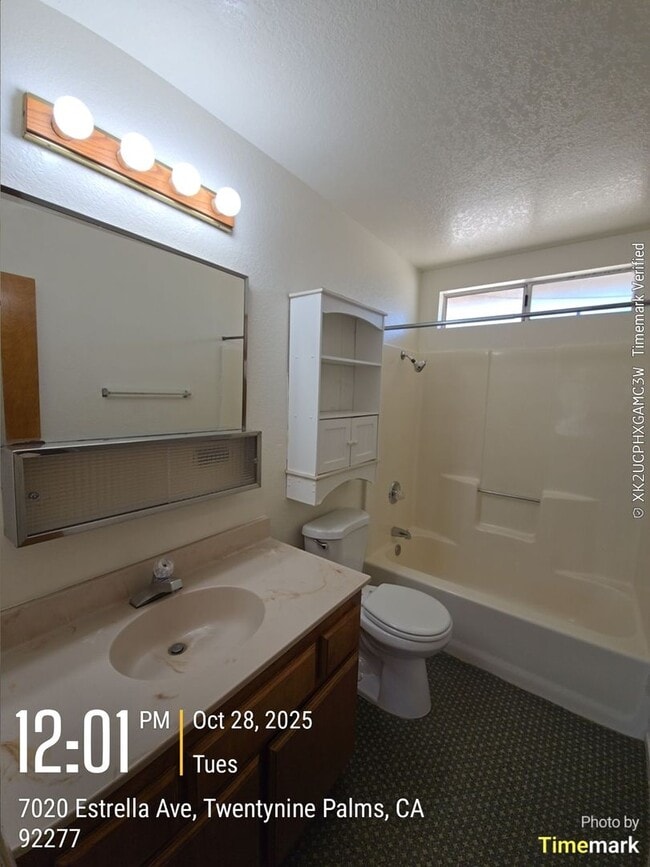 Building Photo - 3 bedroom 2 bath Available now