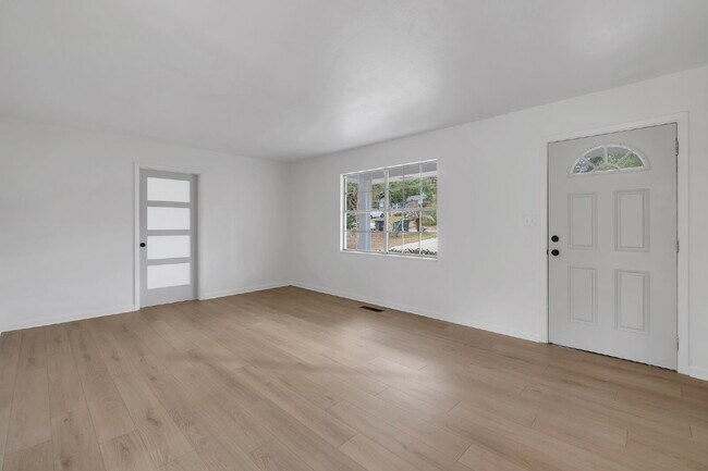 Building Photo - Freshly Remodeled 4 Bedroom 2 Bathroom Single Family Home.