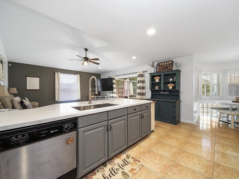 Building Photo - 3051 SW Earl Ave