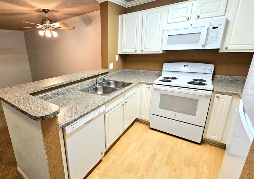 Building Photo - 3520 Lebon Dr