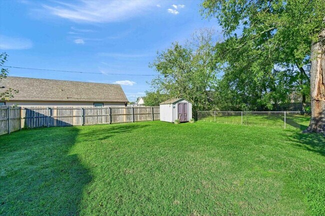 Building Photo - 810 N Throckmorton St