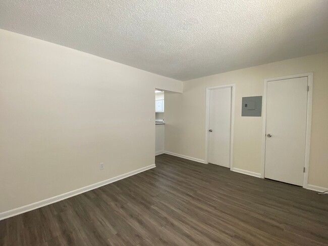 Building Photo - Updated One Bedroom, One Bath Apartment in...