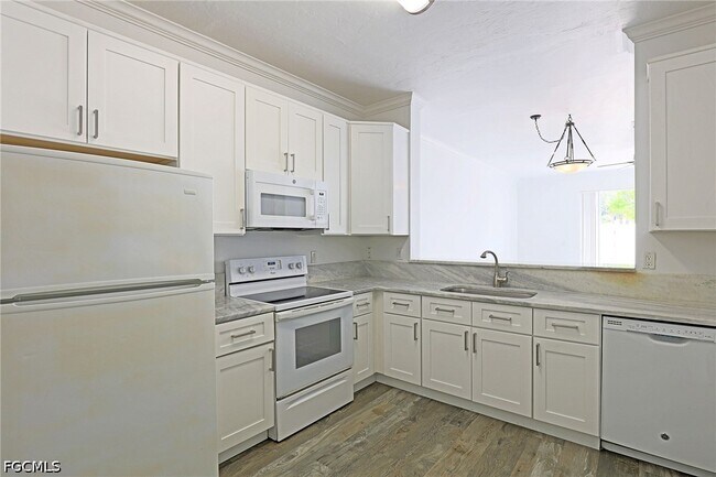 Building Photo - 3629 Pine Oak Cir